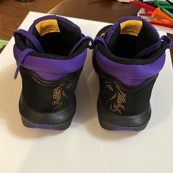 Nike LeBron Witness 8 Basketball Shoes
Color: Black/Gold/Purple
Quantity: 1 - Picture 6 of 11